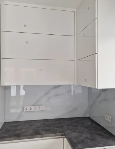 márvány mintájú üveg hátlap konyhai bútor mögé