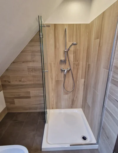 üveg zuhanykabin zuhanytálcával padlástéri fürdőszobába