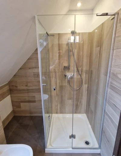 üveg zuhanykabin zuhanytálcával padlástéri fürdőszobába