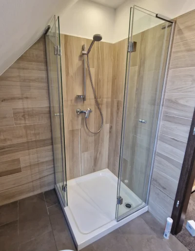 üveg zuhanykabin zuhanytálcával padlástéri fürdőszobába