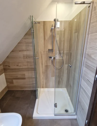 üveg zuhanykabin zuhanytálcával padlástéri fürdőszobába