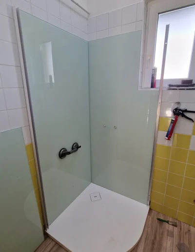 opál zuhanykabin és üvegfal készítése és beépítése