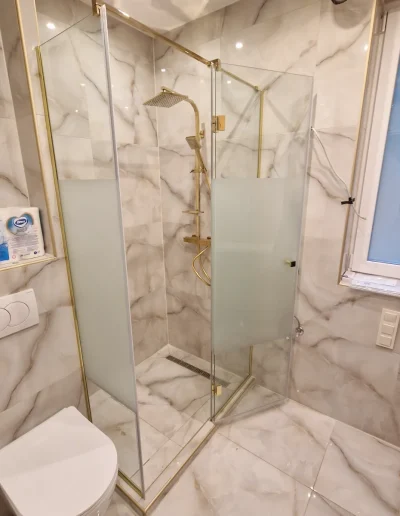 üveg zuhanykabin sarokba arany szerelvényekkel