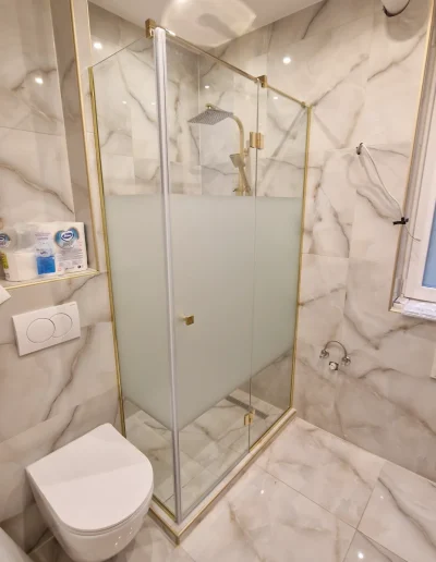 üveg zuhanykabin sarokba arany szerelvényekkel