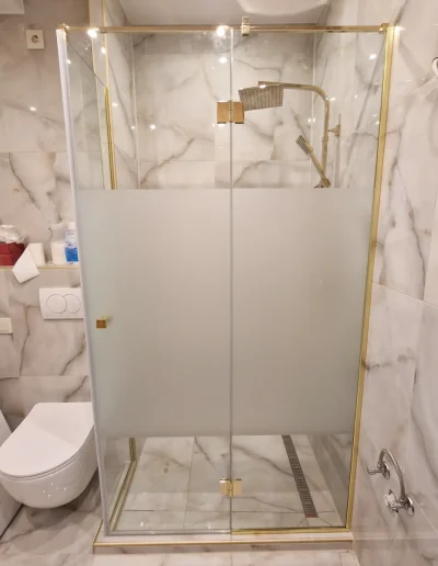 üveg zuhanykabin sarokba arany szerelvényekkel