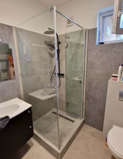 zuhanyfal üvegajtóval sarokba