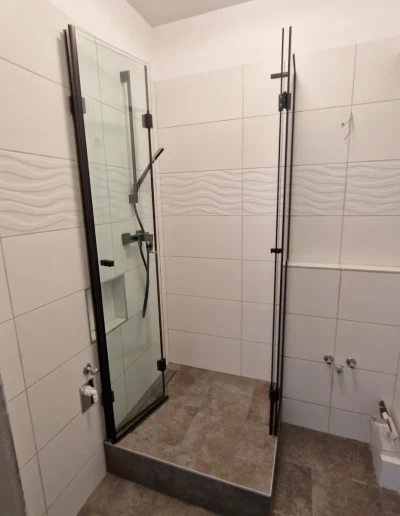 üveg zuhanykabin sarokba fekete szerelvényekkel