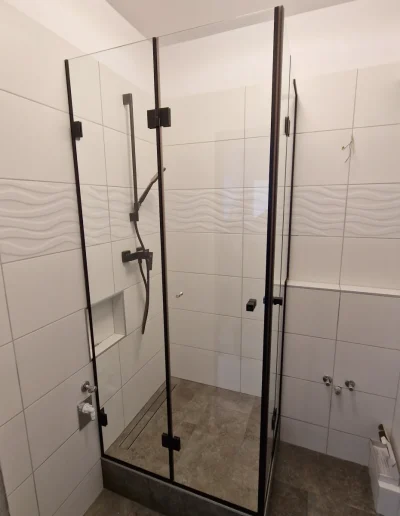 üveg zuhanykabin sarokba fekete szerelvényekkel