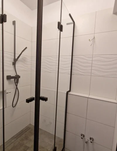 üveg zuhanykabin sarokba fekete szerelvényekkel