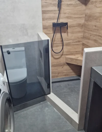 alacsony magasságú zuhanyajtó kis fürdőszobába