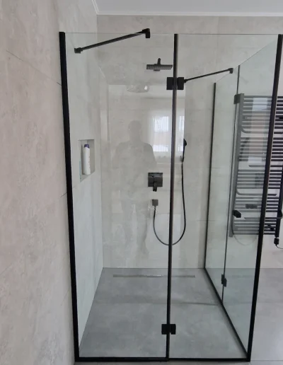 üveg zuhanykabin fekete szerelvénnyel
