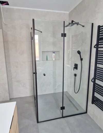 üveg zuhanykabin fekete szerelvénnyel