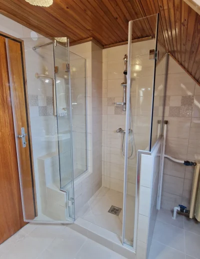 üveg zuhanykabin padlástéri fürdőszobába