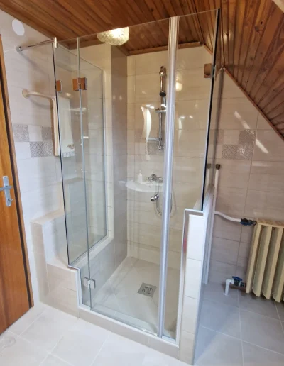 üveg zuhanykabin padlástéri fürdőszobába