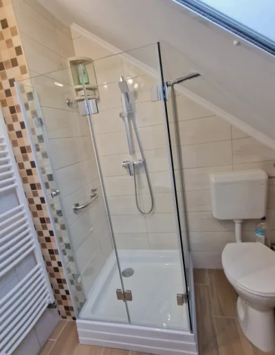 üveg zuhanykabin zuhanytálcával padlástéri fürdőszobába