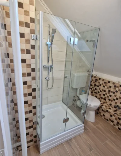 üveg zuhanykabin zuhanytálcával padlástéri fürdőszobába