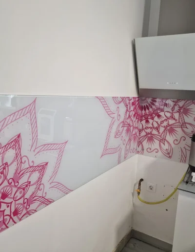 konyhai edzett üveg hátfal panel mintával