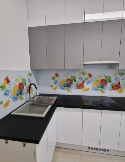 konyhai edzett üveg hátfal panel mintával