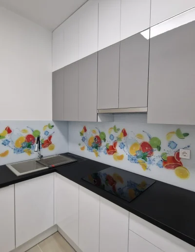konyhai edzett üveg hátfal panel mintával