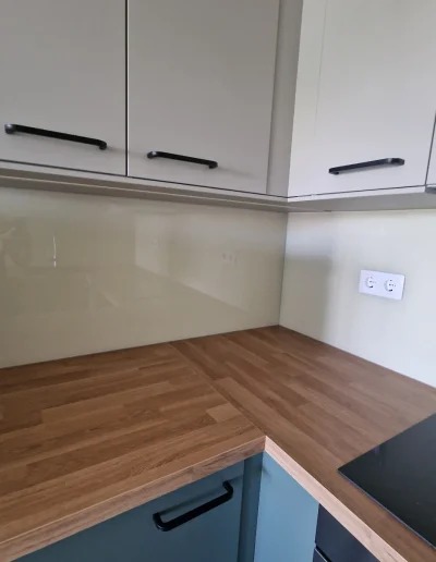 konyhai fali panel üveg színes