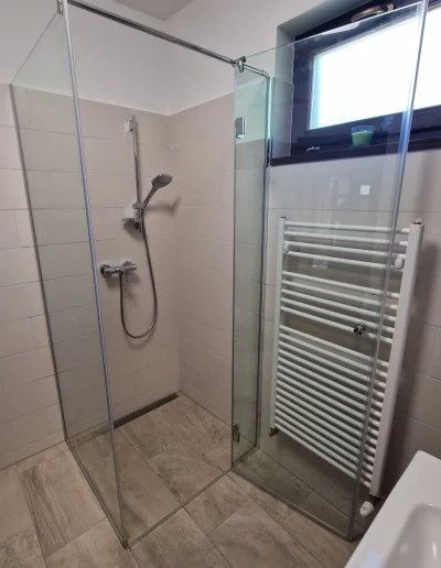 üveg zuhanyajtó